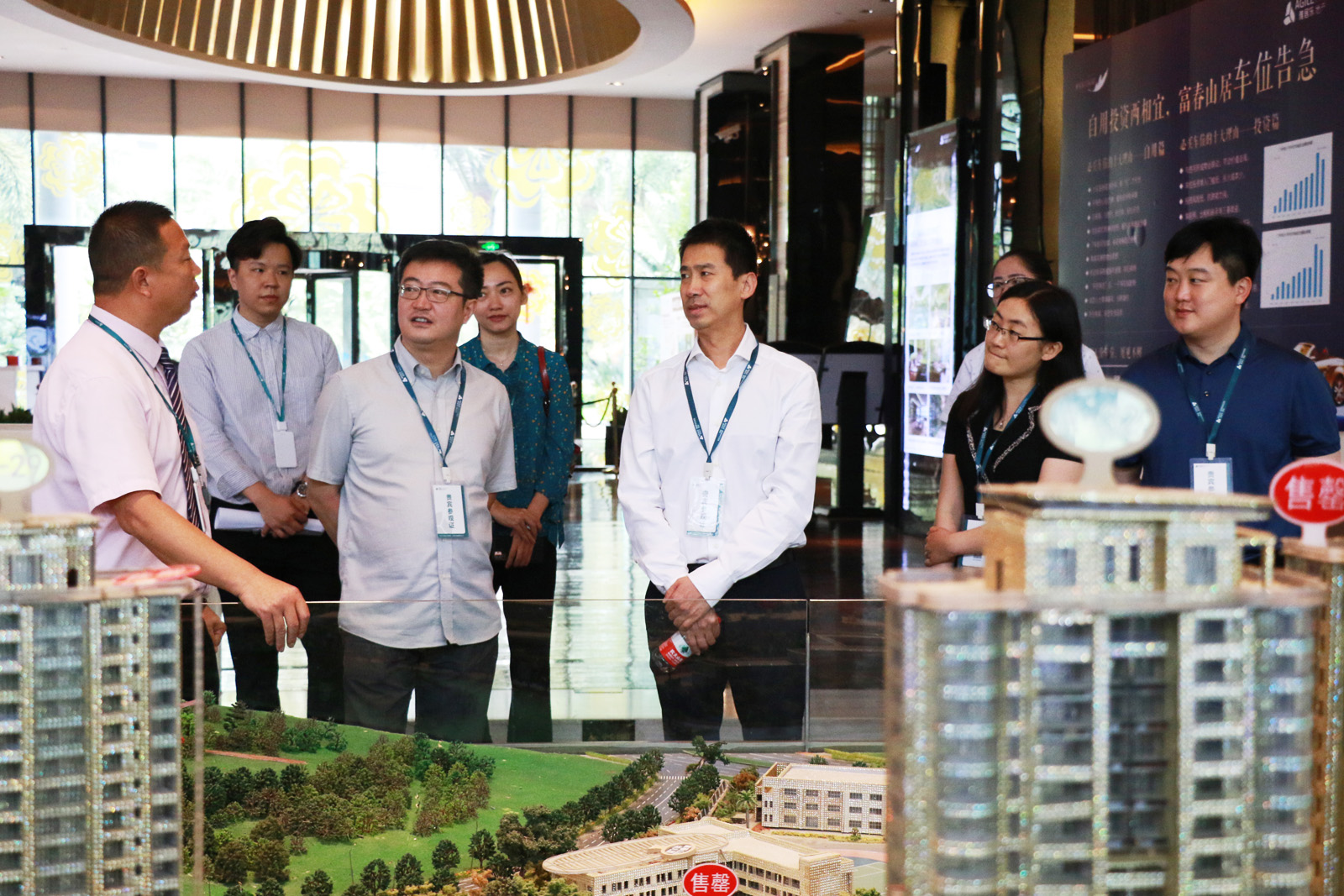 1559098037790781.jpg 中國建設(shè)報社一行參觀雅居樂富春山居銷售中心.jpg