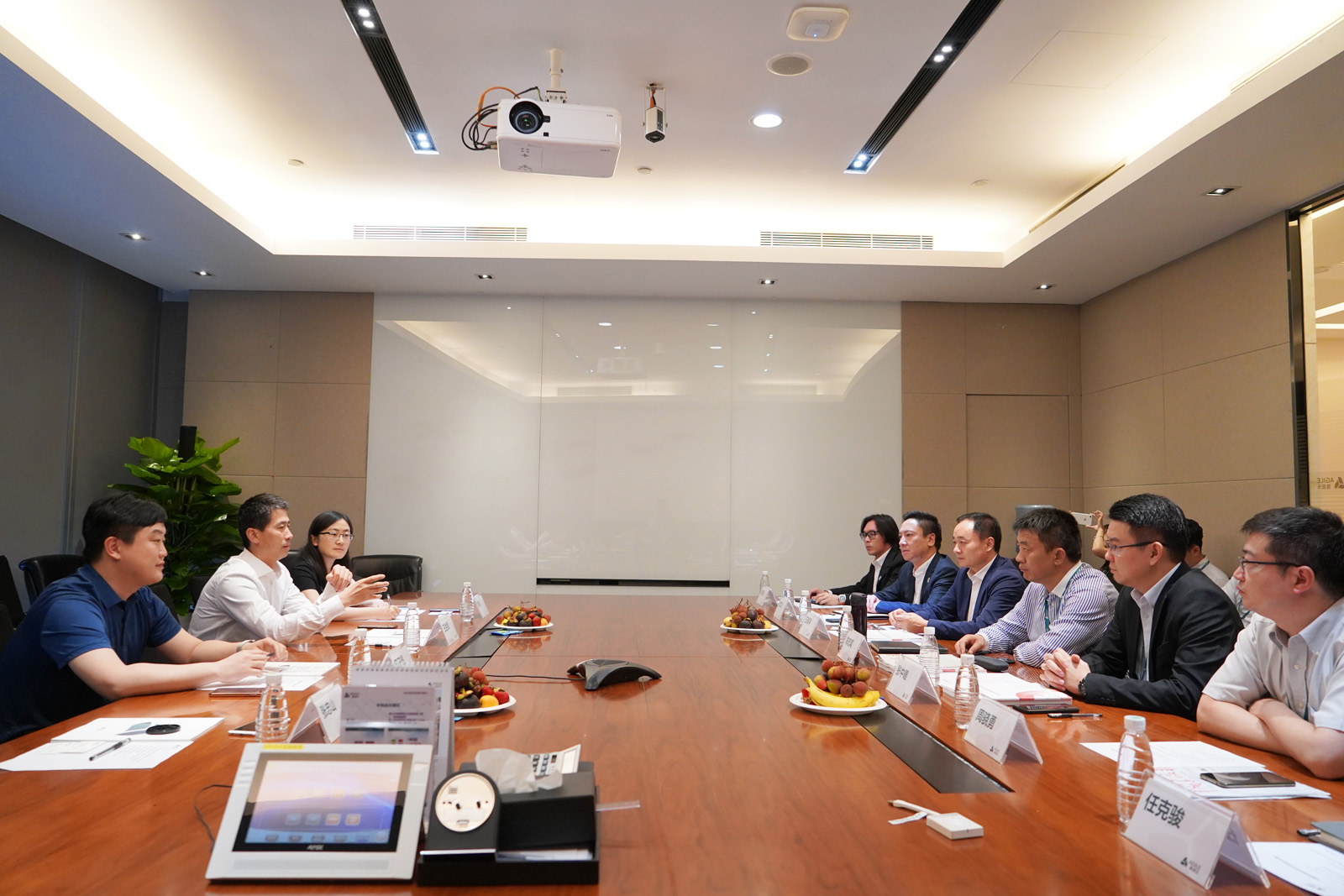 1559098132301147.jpg 雅居樂領(lǐng)導(dǎo)與中國建設(shè)報社一行進行研討.jpg