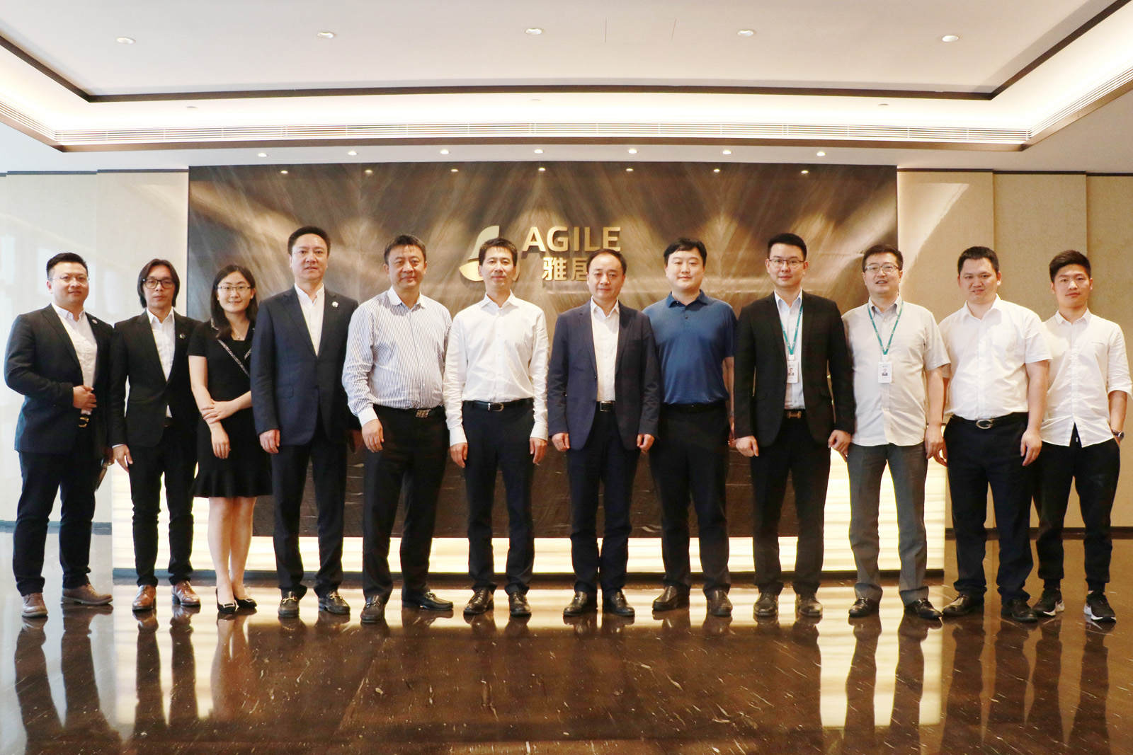 1559098330247740.jpg 雅居樂領(lǐng)導(dǎo)與中國建設(shè)報社一行合照.jpg